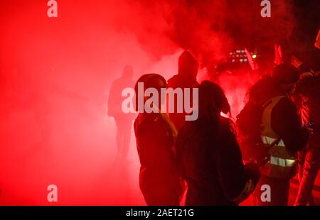 *** Streng KEINE VERKÄUFE IN DEN FRANZÖSISCHEN MEDIEN UND VERLAGE *** Dezember 05, 2019 - Paris, Frankreich: Zehntausende Menschen gegen die Rentenpolitik der französischen Regierung zu protestieren. Stockfoto