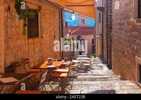 Mittelalterliche Straße mit Treppen und Cafe Tabellen in bekannten europäischen Stadt Dubrovnik an einem sonnigen Tag. Stockfoto