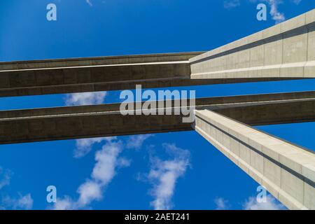 Autobahn konkrete Brücke von unten, im Norden von Portugal Stockfoto