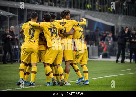 Mailand, Italien. 10 Dez, 2019. Jokin Ezkieta des FC Barcelona, Luis Suárez des FC Barcelona, Carles Alena des FC Barcelona, Arturo Vidal des FC Barcelon feiert zählende zweite Ziel während der UEFA Champions League Spiel zwischen Inter Mailand und Barcelona im Stadio San Siro, Mailand, Italien am 10. Dezember 2019. Foto: Mattia Ozbot. Nur die redaktionelle Nutzung, eine Lizenz für die gewerbliche Nutzung erforderlich. Keine Verwendung in Wetten, Spiele oder einer einzelnen Verein/Liga/player Publikationen. Credit: UK Sport Pics Ltd/Alamy leben Nachrichten Stockfoto