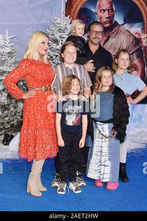 HOLLYWOOD, CA - 09 Dezember: Tori Spelling (L), Dean McDermott und Familie mit der Premiere von Sony Pictures'' Jumanji: Die nächste Ebene' an der TCL Chinese Theatre am 09. Dezember 2019 in Hollywood, Kalifornien. Stockfoto