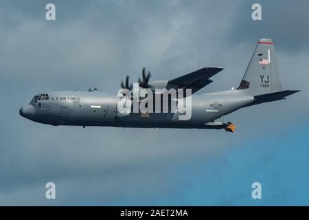 Ein Super C-130J Hercules auf der 36th Airlift Squadron, Yokota Air Base, Japan zugeordnet, fällt eine kostengünstige, low-altitude Bündel als Teil der Operation Weihnachten Drop 2019 bei Andersen Air Force Base, Guam, Dez. 8, 2019. OCD ist ein viereckiges Training Mission für C-130 Mannschaften von der US Air Force, japanische Luft Verteidigung-kraft, Royal Australian Air Force und Royal New Zealand Air Force eine Chance zu Airdrop liefert auf unsurveyed drop Zonen im gesamten Pazifikraum. (U.S. Air Force Foto: Staff Sgt. Kyle Johnson) Stockfoto