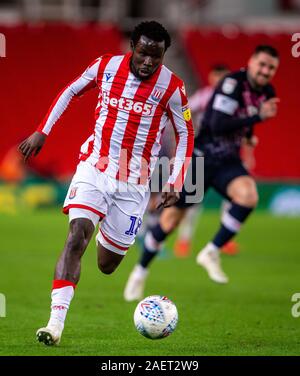 Stoke-on-Trent, Großbritannien. 10 Dez, 2019. Englische Meisterschaft Fußball, Stoke City gegen Luton Town; Mame Biram Diouf von Stoke City - Streng redaktionelle Verwendung. Keine Verwendung mit nicht autorisierten Audio-, Video-, Daten-, Spielpläne, Verein/liga Logos oder "live" Dienstleistungen. On-line-in-Match mit 120 Bildern beschränkt, kein Video-Emulation. Keine Verwendung in Wetten, Spiele oder einzelne Verein/Liga/player Publikationen Quelle: Aktion Plus Sport Bilder/Alamy leben Nachrichten Stockfoto