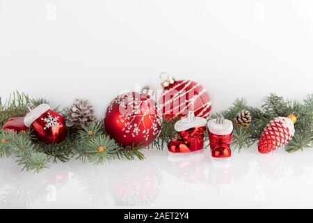 Weihnachten Deko Kugeln und Kegel mit Zweige der Tanne auf weißem Hintergrund Stockfoto