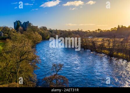 Ein Fluss und das Schloss in Schottland in den schönen Morgen Licht Stockfoto