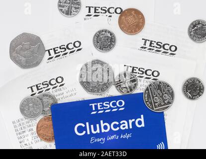 London, Großbritannien - 10. Dezember 2019 - Kontaktlose Tesco Treuekarte, Quittungen und Geld auf weißem Hintergrund Stockfoto