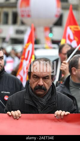 *** Streng KEINE VERKÄUFE IN DEN FRANZÖSISCHEN MEDIEN UND VERLAGE *** Dezember 07, 2019 - Paris, Frankreich: Philippe Martinez, Leiter der CGT, die bei einem Protest gegen die französische Regierung Reformen. Die CGT ist führend in der Masse Streik- und Protestbewegung gegen Präsident des Längestrich Renten Reform Plan, der am 5. Dezember begann. Stockfoto