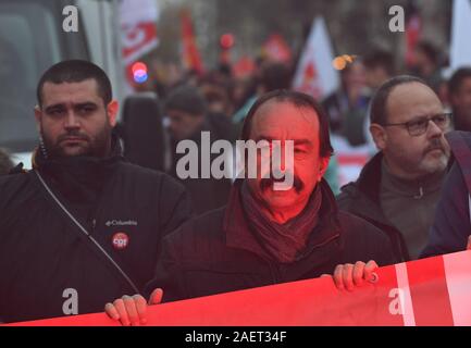 *** Streng KEINE VERKÄUFE IN DEN FRANZÖSISCHEN MEDIEN UND VERLAGE *** Dezember 07, 2019 - Paris, Frankreich: Philippe Martinez, Leiter der CGT, die bei einem Protest gegen die französische Regierung Reformen. Die CGT ist führend in der Masse Streik- und Protestbewegung gegen Präsident des Längestrich Renten Reform Plan, der am 5. Dezember begann. Stockfoto