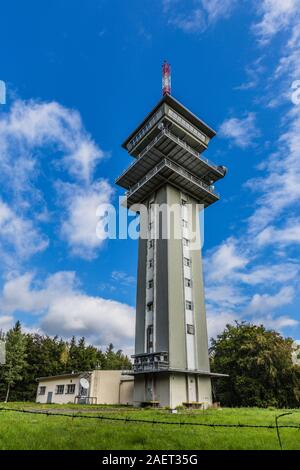 Zelena Hora, Pelhrimov/Tschechische Republik - 13. September 2019: Bild vertikal von Fernsehen Kommunikation Tower, ein hohes, graues Gebäude an einem sonnigen Tag. Stockfoto