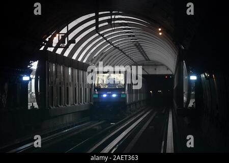 *** Streng KEINE VERKÄUFE IN DEN FRANZÖSISCHEN MEDIEN UND VERLAGE *** Dezember 09, 2019 - Paris, Frankreich: Pariser Metro der Linie 14, einer der beiden Linien, die vollständig automatisiert ist. Die meisten Züge und den öffentlichen Verkehrsmittel haben einen unbefristeten Streik gegen die Rentenreform, die die französische Regierung ausgesetzt. Stockfoto