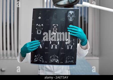 Arzt aufmerksam untersucht die MRT der Patienten scannen Stockfoto