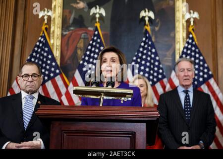 Washington, USA. 10 Dez, 2019. Us-Sprecherin des Repräsentantenhauses Nancy Pelosi (C, vorne) spricht bei einer Pressekonferenz Artikel Amtsenthebungsverfahren gegen den US-Präsidenten Donald Trump auf dem Capitol Hill in Washington, DC, USA, am 10.12.2019 verkünden. Us-Haus Demokraten am Dienstag nach vorne durch die Ankündigung zwei Artikel Amtsenthebungsverfahren, warf US-Präsident Donald Trump von Machtmissbrauch und die Behinderung des Kongresses, die ihren Höhepunkt in zwei Monaten der Untersuchung von Demokrat - LED-Haus Ausschüsse in den Umgang der Präsident mit der Ukraine. Credit: Ting Shen/Xinhua/Alamy leben Nachrichten Stockfoto