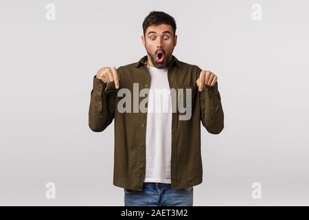 Du musst dies sehen. Aufgeregt, stattlicher Mann sah unglaublich Promo beeindruckt, starrte, mit Freude und Staunen, sagen wow Falten Lippen Stockfoto
