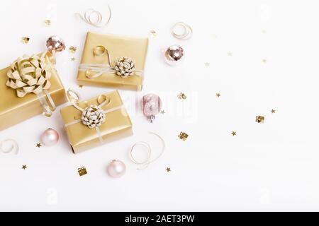 Weihnachten oder Geburtstag flach Szene mit goldenen Dekorationen Stockfoto