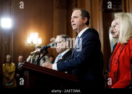 (Washington, USA. 10 Dez, 2019. -- Us-Geheimdienstausschusses Vorsitzender Adam Schiff (C, vorne) spricht bei einer Pressekonferenz Artikel Amtsenthebungsverfahren gegen den US-Präsidenten Donald Trump auf dem Capitol Hill in Washington, DC, USA, am 10.12.2019 verkünden. Us-Haus Demokraten am Dienstag nach vorne durch die Ankündigung zwei Artikel Amtsenthebungsverfahren, warf US-Präsident Donald Trump von Machtmissbrauch und die Behinderung des Kongresses, die ihren Höhepunkt in zwei Monaten der Untersuchung von Demokrat - LED-Haus Ausschüsse in den Umgang der Präsident mit der Ukraine. (Foto von Ting S Stockfoto