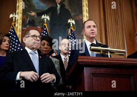 (Washington, USA. 10 Dez, 2019. -- Us-Geheimdienstausschusses Vorsitzender Adam Schiff (1. R) spricht bei einer Pressekonferenz Artikel Amtsenthebungsverfahren gegen den US-Präsidenten Donald Trump auf dem Capitol Hill in Washington, DC, USA, am 10.12.2019 verkünden. Us-Haus Demokraten am Dienstag nach vorne durch die Ankündigung zwei Artikel Amtsenthebungsverfahren, warf US-Präsident Donald Trump von Machtmissbrauch und die Behinderung des Kongresses, die ihren Höhepunkt in zwei Monaten der Untersuchung von Demokrat - LED-Haus Ausschüsse in den Umgang der Präsident mit der Ukraine. (Foto von Ting Shen Stockfoto