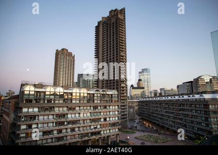 Blick auf die Skyline des Barbican Centre - brutalist Architecture in London Stockfoto