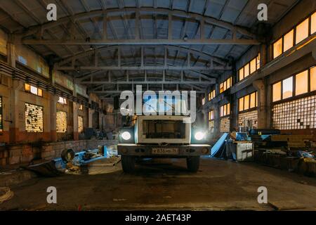 Alten verrosteten Lkw in der verlassenen Fabrik Lager. Stockfoto