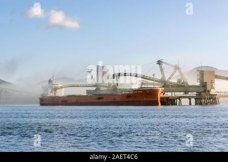 "Bulk See Dawn' Träger in der Ridley coal terminaL in einem leichten Nebel, Prince Rupert, Ridley Island, British Columbia Stockfoto