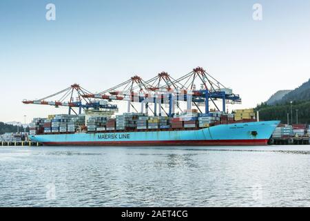 Maersk Kokura geladen mit Containern im Fairview Container Terminal, Prince Rupert, British Columbia. Stockfoto