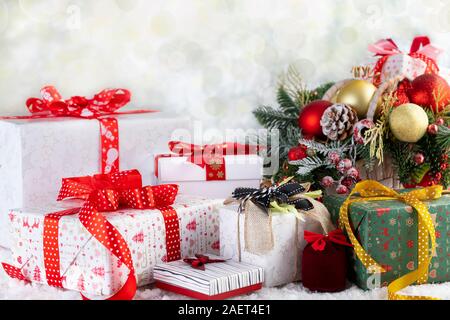 Weihnachten Komposition mit Dekorationen, Geschenkverpackungen und Schnee auf verschwommenen Hintergrund. Weihnachten Hintergrund mit Kopie Platz für Ihren Text. Stockfoto