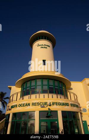 Historisches Wahrzeichen der Haulover Park Lifeguard Station und Leuchtturm am Strand von Miami, Florida Stockfoto