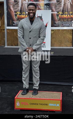 Los Angeles, USA. 10 Dez, 2019. Schauspieler Kevin Hart nimmt an einem Hand- und Fußabdruck Zeremonie ihm verewigen auf dem Vorplatz des TCL Chinese Theatre (ehemals Grauman's) in den Hollywood in Los Angeles am Dienstag, 10. Dezember 2019. Foto von Jim Ruymen/UPI Quelle: UPI/Alamy leben Nachrichten Stockfoto