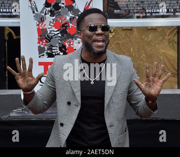 Los Angeles, USA. 10 Dez, 2019. Schauspieler Kevin Hart nimmt an einem Hand- und Fußabdruck Zeremonie ihm verewigen auf dem Vorplatz des TCL Chinese Theatre (ehemals Grauman's) in den Hollywood in Los Angeles am Dienstag, 10. Dezember 2019. Foto von Jim Ruymen/UPI Quelle: UPI/Alamy leben Nachrichten Stockfoto