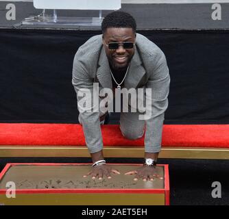 Los Angeles, USA. 10 Dez, 2019. Schauspieler Kevin Hart nimmt an einem Hand- und Fußabdruck Zeremonie ihm verewigen auf dem Vorplatz des TCL Chinese Theatre (ehemals Grauman's) in den Hollywood in Los Angeles am Dienstag, 10. Dezember 2019. Foto von Jim Ruymen/UPI Quelle: UPI/Alamy leben Nachrichten Stockfoto