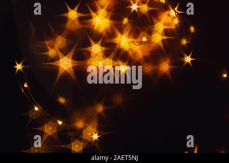 Spritzen der goldene Sterne auf schwarzem Hintergrund. Stockfoto