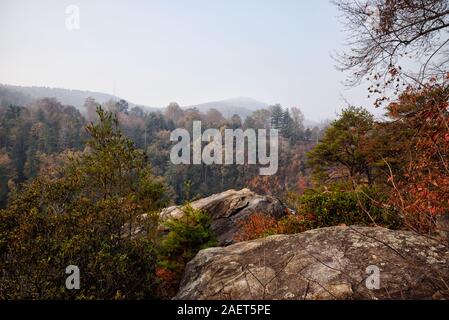 Rauch himmel Tallulah Gorge in den Blue Ridge Mountain Range der Appalachian Berge umgeben. Stockfoto