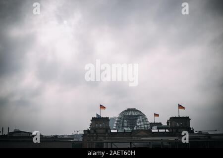 Gebäude des Deutschen Bundestages von außerhalb mit dunklen, bewölkter Himmel Stockfoto