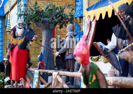 Lebensgroße Ritterfiguren in einer mittelalterlichen Turnierszene auf dem Weihnachtsmarkt in Torrejón de Ardoz, Spanien Stockfoto