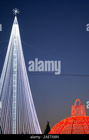 Ein riesiger vereinfachter Weihnachtsbaum, bestehend aus beleuchteten weißen Kabeln, einem Mittelpfeiler und einem darüber liegenden Stern auf der Torrejon de Ardoz Christmas Fair Stockfoto