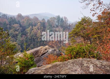 Wildfire verunreinigten Rauchs Himmel bei Tallulah Gorge in der North Georgia USA Appalachian Mountain Range. Stockfoto