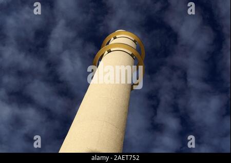 Minarett der Kölner Zentralmoschee mit den zwei goldenen Ringe vor einem tiefblauen Himmel Stockfoto