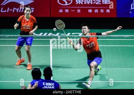 Ren Xiaoyu und Zhou Chaomin von China den Ball gegen Kouhei Gondou und Ayane Kurihara Japans in der ersten Runde des gemischten Doppel von Fuzhou Kinn Stockfoto