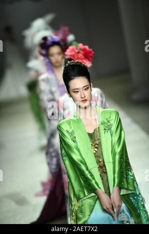 Modelle gehen Sie die Start- und Landebahn, Brautkleider und Abendkleider von japanischen Designer Yumi Katsura in Jinan Stadt entworfen, im Osten der chinesischen Provinz Shandong, Stockfoto