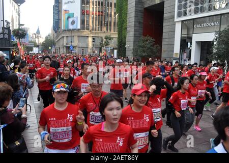 38 tausend in- und ausländische Teilnehmer beim Straßen während der Shanghai Marathon, eine jährliche Marathon, in Shanghai, China, 17. November 2019 statt. Stockfoto