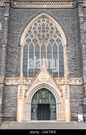 Melbourne, Australien - 16. November 2009: Nahaufnahme von monumentalen Haupteingang der St. Patricks Kathedrale mit beige Framing, Bronze fresco Grid und g Stockfoto