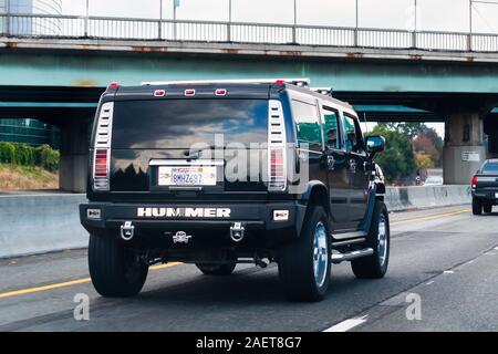 28.November 2019 Redwood City/CA/USA - Hummer H2 während der Fahrt auf der Autobahn Stockfoto