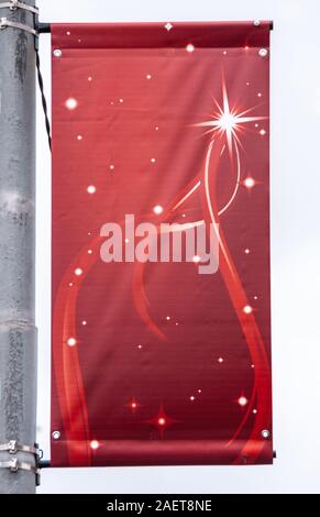 Melbourne, Australien - 16. November 2009: Nahaufnahme von Red star-spangled Weihnachten thematische Banner auf Metall Pol gegen Silber Himmel. Stockfoto