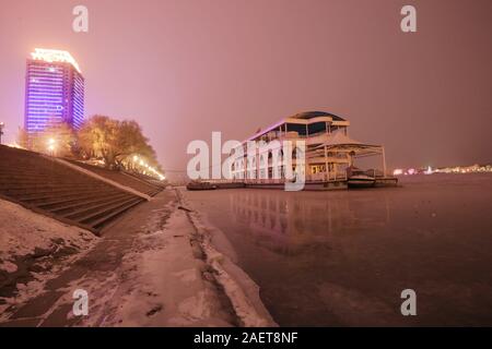 Ein Fischerboot Häfen am Songhua-fluss, das ist der größte Nebenfluss des Flusses Heilongjiang und friert wegen der drastischen Temperaturabfall, Witz Stockfoto