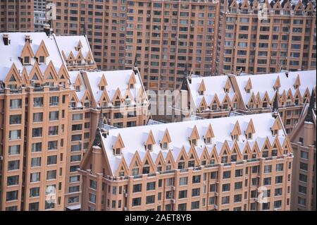 Gebäude sind mit Schnee oben fallen nach einer nächtlichen Schneefall in Harbin, im Nordosten der chinesischen Provinz Heilongjiang, 18. November 2019. *** Lokale Stockfoto