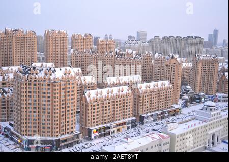 Gebäude sind mit Schnee oben fallen nach einer nächtlichen Schneefall in Harbin, im Nordosten der chinesischen Provinz Heilongjiang, 18. November 2019. *** Lokale Stockfoto