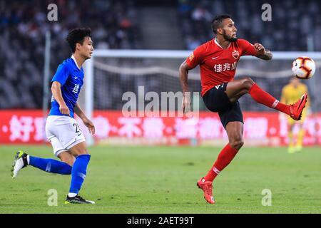 Brasilianisch-portugiesische Fußballspieler geboren Dyego Sousa von Shenzhen F.C., rechts, passt den Ball in die 29. Runde der chinesischen Fußball Associa Stockfoto