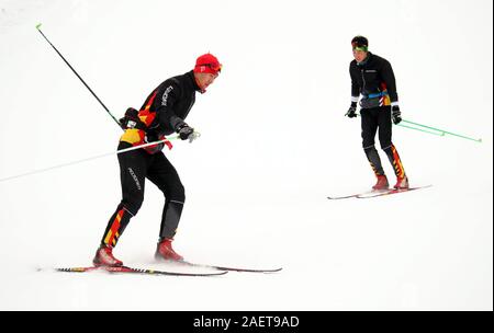 Die Menschen nehmen Teil in einem Karneval zu einem Ski Gebiet auf jiangjun Berg in Altay, Nordwesten Chinas Autonome Region Xinjiang Uygur, 27. November 2019. Stockfoto