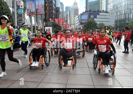 Die behinderten nehmen Sie Teil in die jährliche Shanghai Marathon mit ihren Rollstühlen in Shanghai, China, 17. November 2019. *** Local Caption *** fachaoshi Stockfoto