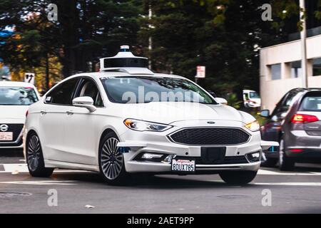 Dez 5, 2019 in Palo Alto/CA/USA - lyft Selbstfahrer auto Tests auf einer Straße in Silicon Valley; Lyft entwickelt selbst - die Autos fahren auf seiner' Stockfoto