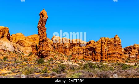 Die hohen und zerbrechlich Sandsteinfelsen Pinnacles in der Wüstenlandschaft des Arches National Park in der Nähe von Moab, Utah, United States Stockfoto